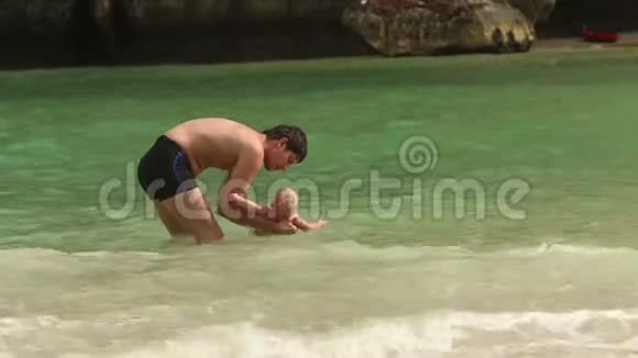 男人沐浴儿童海视频的预览图