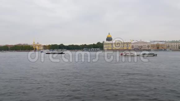 游览船漂浮在涅瓦河上圣彼得堡的景色背景视频的预览图