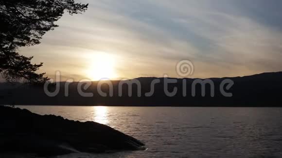 日落时观赏挪威湖美景晚上浪漫的心情视频的预览图