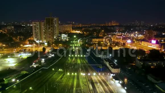 火车在晚上到达火车站夏天无人机的录像视频的预览图