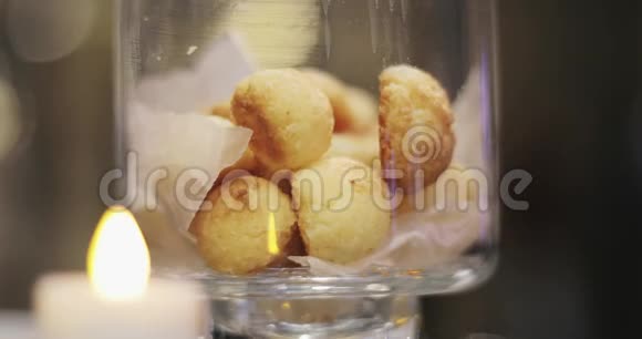 玻璃花瓶里的饼干视频的预览图