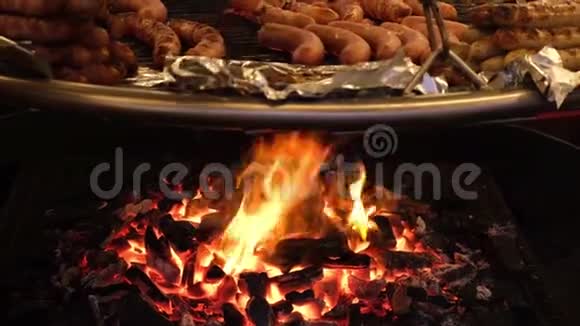 许多不同类型的烤香肠都是在明火上的大锅里炸的视频的预览图
