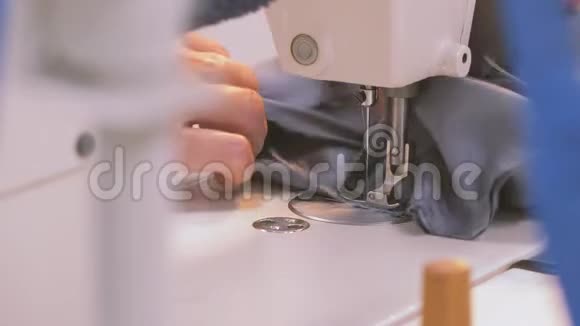 女人的手缝机器上的特写视频的预览图