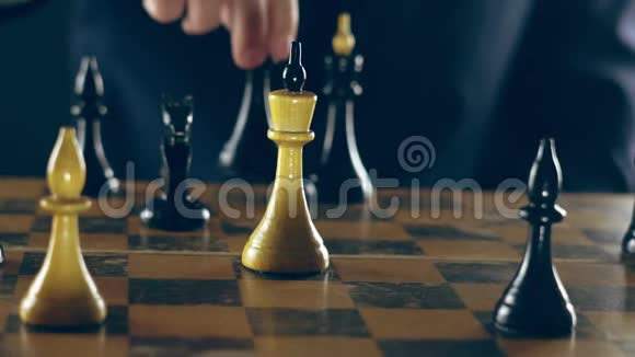 穿西装下棋的人视频的预览图