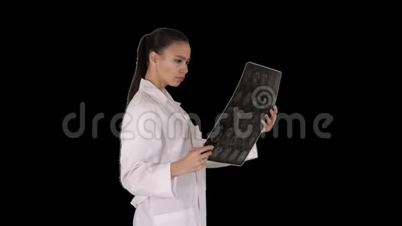 知识女性保健人员带白色标签看x射线摄影图像ct扫描mri阿尔法视频的预览图