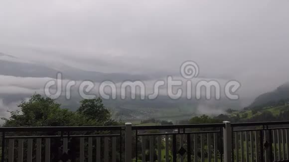灰蒙蒙的早晨山谷中云雾飘散的时间视频的预览图