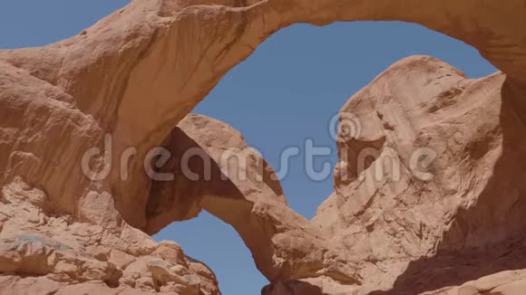 美国犹他州国家公园的两个石拱砂岩岩体视频的预览图