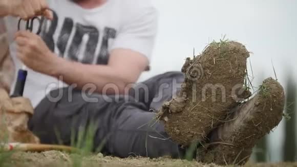 一个人坐在草地上打开一瓶酒视频的预览图