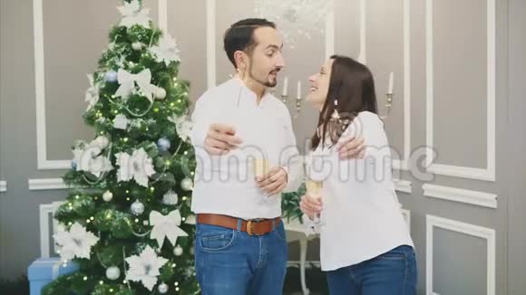 浪漫的年轻夫妇分享一杯烤面包亲吻他们的白酒和闪电孟加拉灯视频的预览图