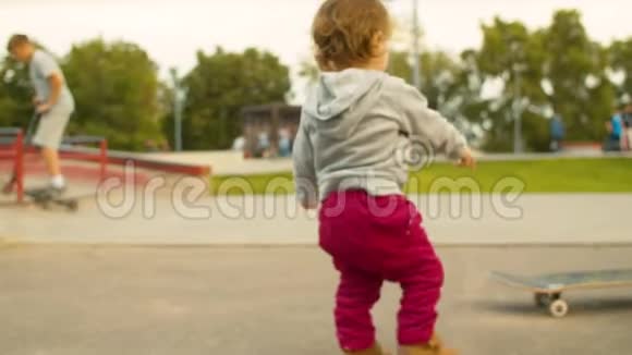 站在滑板上的女婴的腿视频的预览图