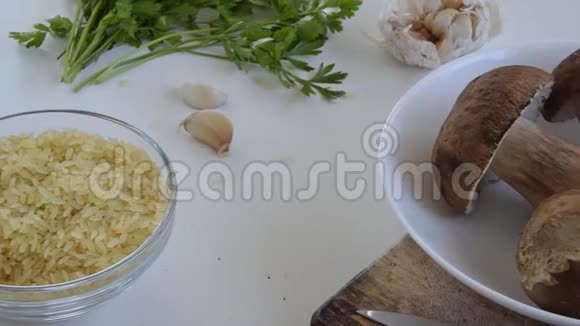 摄像机沿着意大利卷肠蘑菇的配料移动视频的预览图