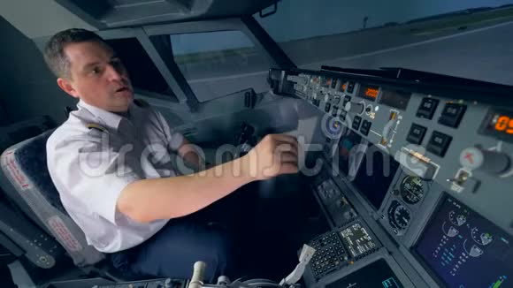 飞行员正在为飞行准备飞机模拟视频的预览图