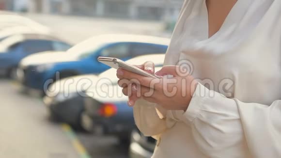 美丽的女人使用智能手机技术应用在城市街道生活的城市快乐生活方式慢动作视频的预览图