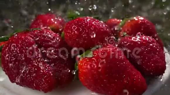洗草莓果慢动作视频的预览图