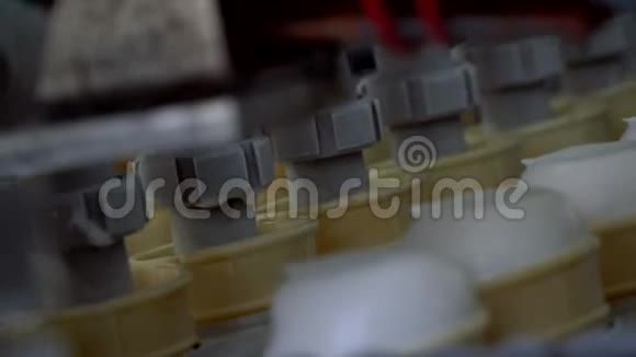 冰淇淋自动生产线用冰淇淋填充晶片杯冰淇淋放在蛋筒里冰淇淋工厂视频的预览图