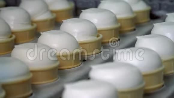 冰淇淋自动生产线用冰淇淋填充晶片杯冰淇淋放在蛋筒里冰淇淋工厂视频的预览图
