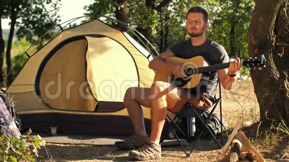 带吉他的背包在森林里视频的预览图