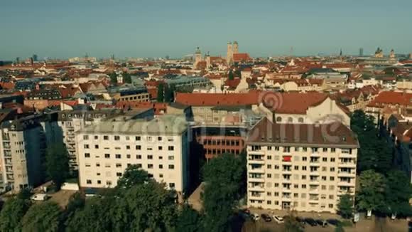 慕尼黑低空空中射击飞往历史中心德国视频的预览图
