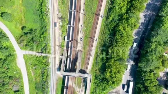 火车站上货物彩色货运列车的鸟瞰图从飞行无人机俯视视频的预览图