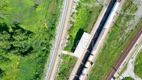 货物列车特写火车站彩色货运列车的鸟瞰图铁路上有货物的瓦贡人重工业视频的预览图