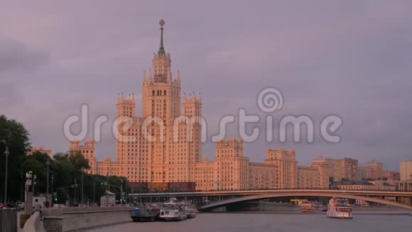 斯大林莫斯科科特尔尼切斯卡亚河堤上的帝国以夜空为背景的建筑视频的预览图