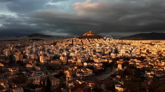 希腊日落时雅典和利卡贝图斯山城市景观的空中拍摄视频的预览图