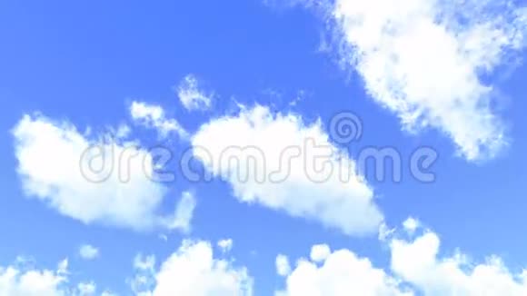 柔和的白云在蓝天上变换和移动视频的预览图