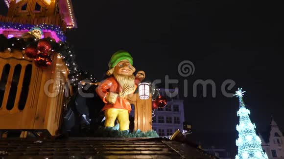 欧洲夜间的圣诞市场圣诞树背景有灯光五颜六色的侏儒装饰视频的预览图