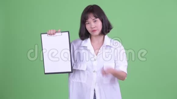 亚洲女裁缝展示剪贴板竖起大拇指视频的预览图