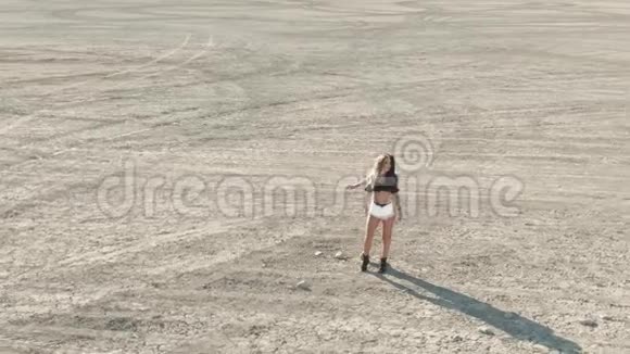 两个年轻的女人站在沙漠中央他们举起双手抓住阳光视频的预览图