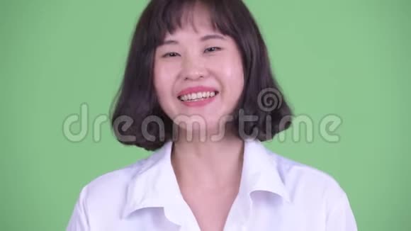 一脸快乐的亚洲女商人点头是的视频的预览图