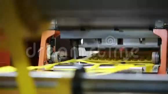 市场上一次性鸡蛋盒的生产在工厂工作视频的预览图