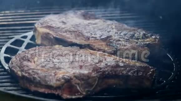 烤火烧烤炉上的大汁牛肉肋眼牛排视频的预览图