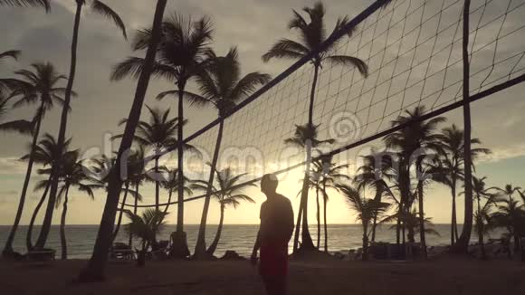 热带海滩日出朋友打沙滩排球视频的预览图