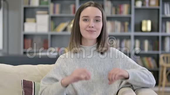 青年女性用手塑造心灵的肖像视频的预览图