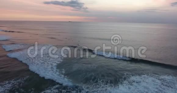 海边的海景人们晚上冲浪4k视频的预览图