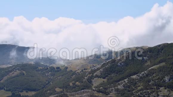 云在山峰上移动从尼古什陵墓的观景台洛文国家公园视频的预览图