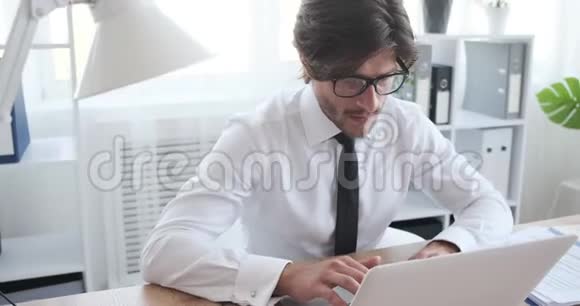 商务人员使用办公笔记本电脑检查文件视频的预览图