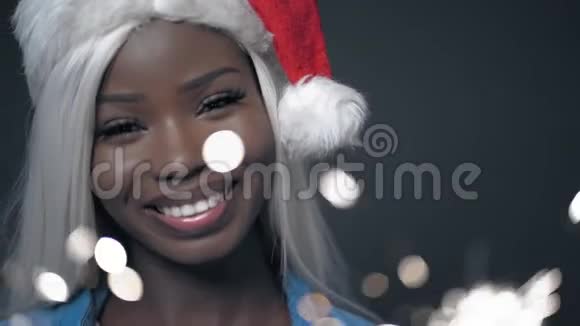非洲性感的白发女孩圣诞快乐视频的预览图