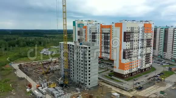 在建高层住宅综合体鸟瞰图绿化带公寓楼建设多层住宅视频的预览图