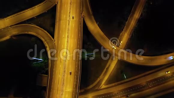 夜间高速公路立交交通垂直鸟瞰图无人驾驶飞机的4K镜头视频的预览图