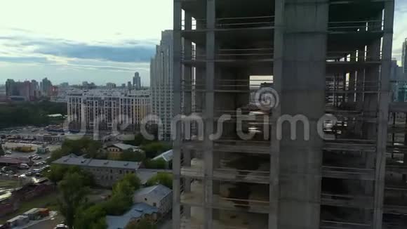 在大都会中心正在建造的建筑物周围进行电影飞行俯瞰金色夕阳视频的预览图