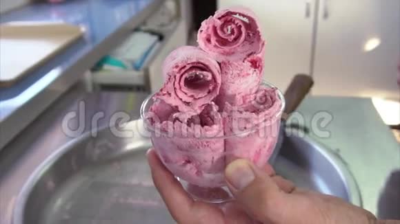 街头小贩制作一份樱桃味炸冰淇淋视频的预览图