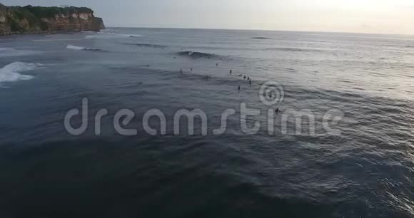 海岸附近波浪状海洋的鸟瞰图许多人在游泳4k视频的预览图