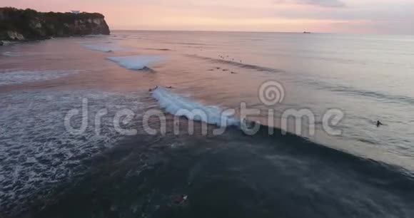人们在晚上享受大海的巨浪在巴厘岛冲浪4K视频的预览图