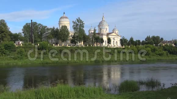 泰弗塔河畔老教堂的景色俄罗斯托日克视频的预览图