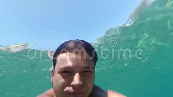 白种人暑假在海里游泳视频的预览图