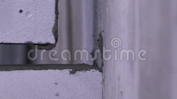 在混凝土特写上铺砖视频的预览图