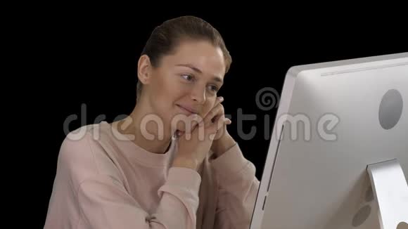 女人在电脑上看视频笑阿尔法频道视频的预览图
