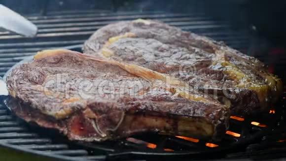 烤火烧烤炉上的大汁牛肉肋眼牛排视频的预览图